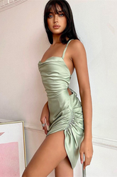 Mini-robe en satin dos nu froncé